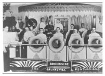 thekentuckiansatbrooksidebeergardentonythomasatleft2overfromhimhisbro1.tommythomas3overfromtommyj.h.mckinley.jpg